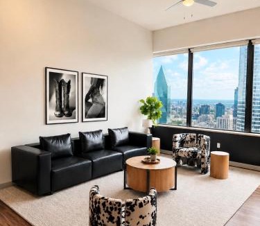 Downtown Dallas Apartment | Downtown Dallas Penthouse with City Views, Free Parking, Gym & Pool