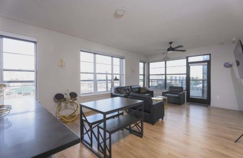 Deep Ellum Apartment | Downtown Dallas with Balcony, Pool, Rooftop Terrace, Gym, Queen Bed, King Sleeper Sofa, 2 Twin Sleeper Chairs, 65" TV, Secured Parking Garage, and FREE EV POWER