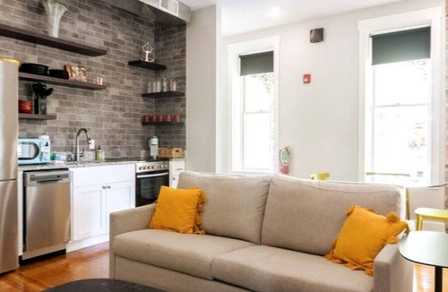 Eureka Springs Historic District Condo | Downtown+HotTub+Wifi+FreeParking @151 Spring Ste D