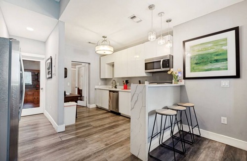 Tobin Hill House | Downtown Mansion 10 bedrooms/7.5 baths, 34+ people, 11car gated parking, Jacuzzi