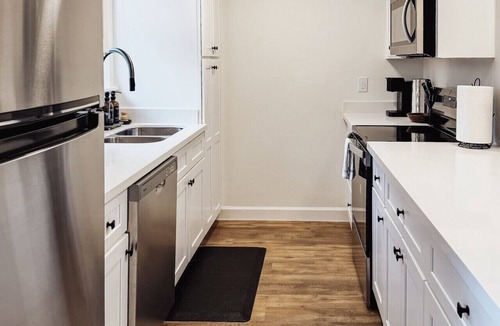 Biloxi Condo | Downtown Ocean Springs: Pool & Beach
