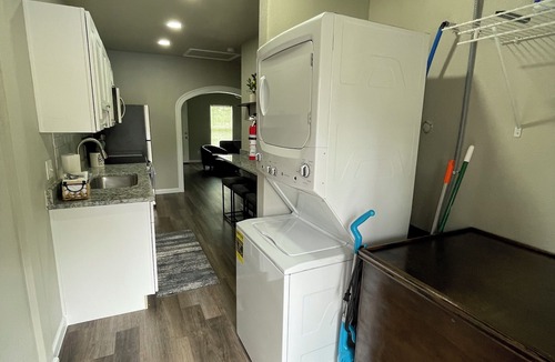 Highland Park Apartment | Downtown San Antonio, Cozy 1-bedroom, WiFi, AC, washer/dryer, 201