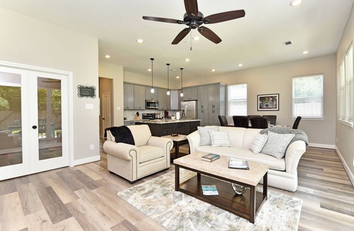 Tomball House | Downtown Tomball-Built in 2025, King Bed, Sleeps 6