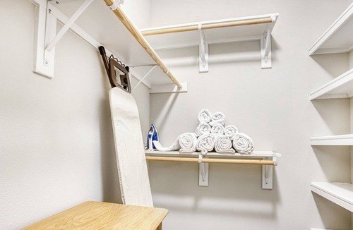 East Cesar Chavez Apartment | Dreamy East Austin 2BR w/ Gym, W/D, Pool, walk to downtown, by Blueground