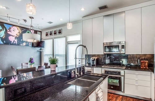Legacy Park House | Driem house- Award Winning - 1 minute to shops