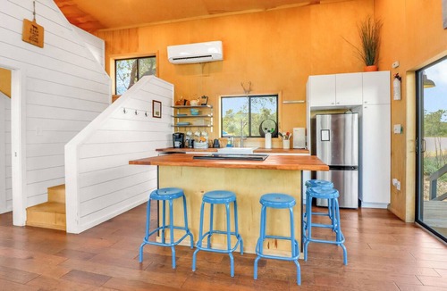 Dripping Springs House | Driftwood ↠ Hill Country cabin w Loft & Light & Pickleball