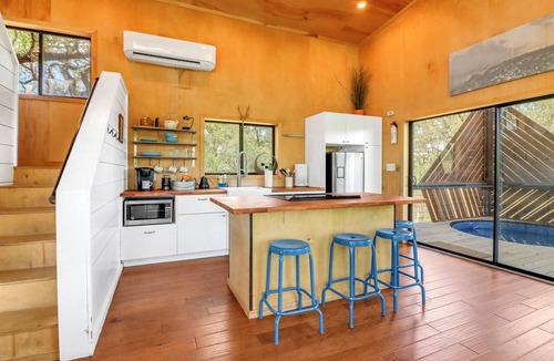 Dripping Springs House | Driftwood ↠ Hill Country cabin w Loft & Light & Pickleball