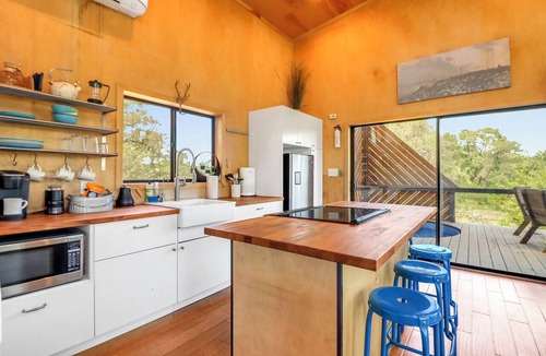 Dripping Springs House | Driftwood ↠ Hill Country cabin w Loft & Light & Pickleball