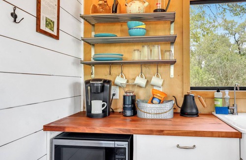 Dripping Springs House | Driftwood ↠ Hill Country cabin w Loft & Light & Pickleball