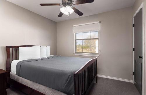Pawnee Hotel | Eagle's Den Suites Kenedy a Travelodge by Wyndham