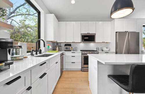 East MLK House | East ATX Dell Children’s Hospital 5 mi to DWTN Free Parking for 2 vehicles