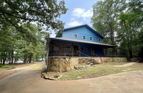 Hawkins House | East Texas Lake House Sleeps 10 Pet Friendly
