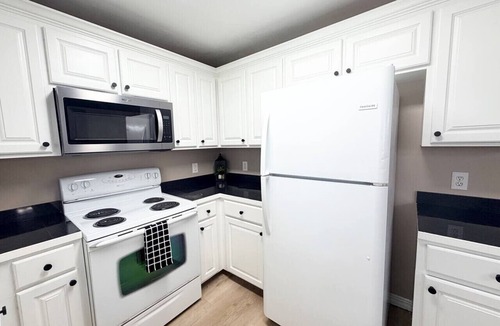Hammond Apartment | Eastgate 20B Beautiful Apartment