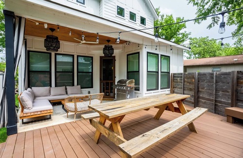 Govalle House | Eastside Two House Compound *Walk to Bars & Food*
