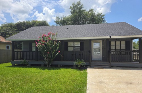 Vinton House | Eat Pray Love Country Living 3-bedroom house with AC in Vinton, LA.
