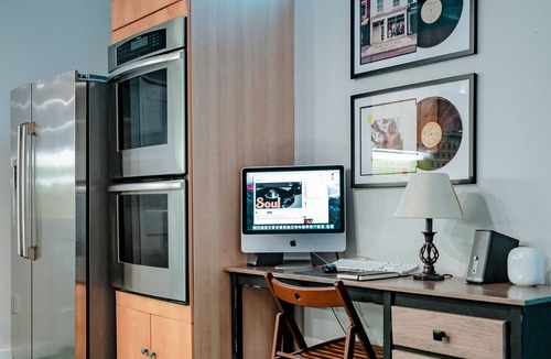 Dawson House | Eclectic 4-bdrm house centrally located to F1 & Downtown w Heated Pool, Hot tub