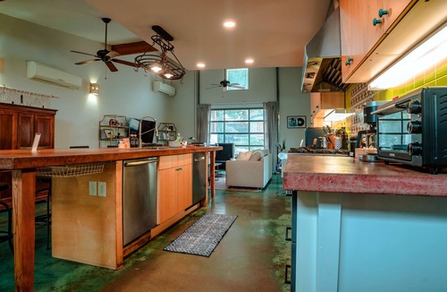 Dawson House | Eclectic 4-bdrm house centrally located to F1 & Downtown w Heated Pool, Hot tub
