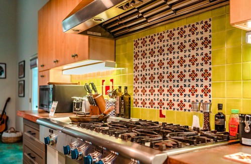 Dawson House | Eclectic 4-bdrm house centrally located to F1 & Downtown w Heated Pool, Hot tub
