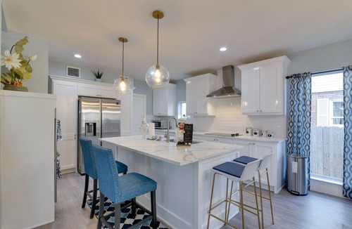 Riverside Terrace House | Eclectic Houston Home w/Pool Table, 5 Mi to Dtwn