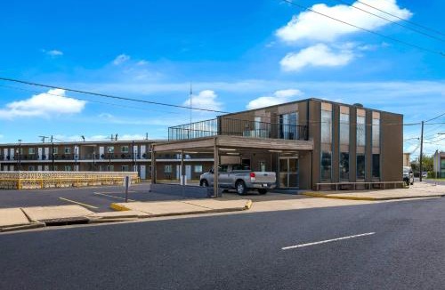Gretna Cabin | Econo Lodge Gretna - New Orleans