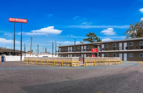 Gretna Cabin | Econo Lodge Gretna - New Orleans