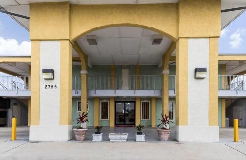 Government Hill Hotel | Econo Lodge Inn & Suites San Antonio near Frost Bank Center