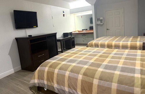 Greater Greenspoint Hotel | Efficient Stay | 3 Affordable Units | 6.8 miles to IAH Airport | Free Breakfast