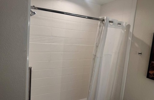 North San Antonio - SAT Hotel | Effortless Comfort in a Modern Room w/Kitchen + Access to BBQ Area Facilities