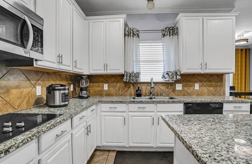 South Arlington House | Elegant 4-Bedroom Luxury Home,Theater, Sunroom & Outdoor Grill Near AT&T Stadium