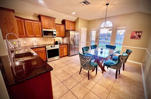 Victoria House | Elegant cozy cottage located in the heart of Victoria, Texas,