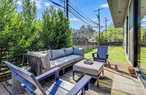 South River City House | Elegant home close to the iconic South Congress St