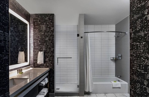Downtown Houston Hotel | Elegant Pet Friendly Suite Near Old Market Square – 0.3 mile | Onsite Parking