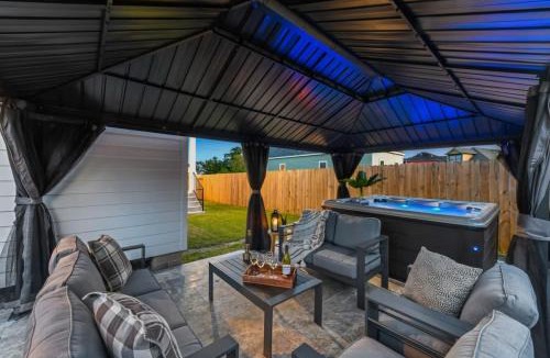 Whitney House | Elegant Stylish Home with Hot Tub & Pergola