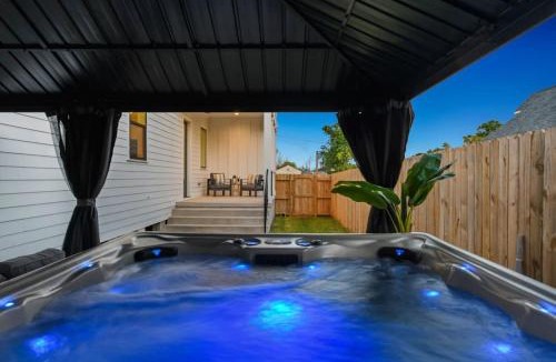Whitney House | Elegant Stylish Home with Hot Tub & Pergola