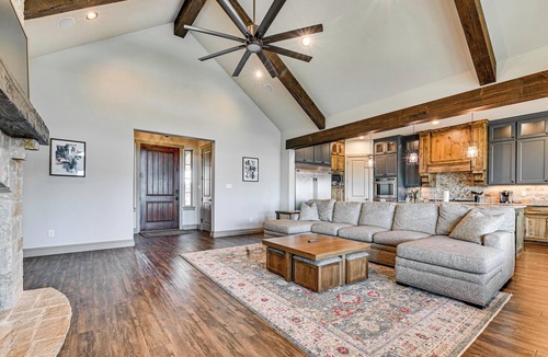 Rosston House | Elegant 'Sunset Meadow Ranch' in Texas w/Hot Tub