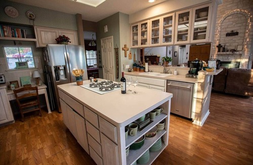Austin House | Encino Viejo-Ranch Style Home on 5 Acres Surrounded by beautiful old oak trees