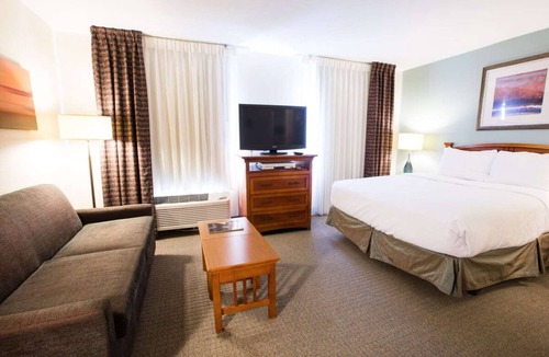 Gateway Hotel | Enjoy a Hassle-Free Stay! Pet-Friendly, Near Great Hills Municipal Park