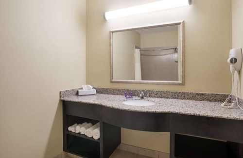 Saint Landry Hotel | Enjoy Awesome Amenities at Knights Inn Bunkie! 2 Units, Free Breakfast, Pool!