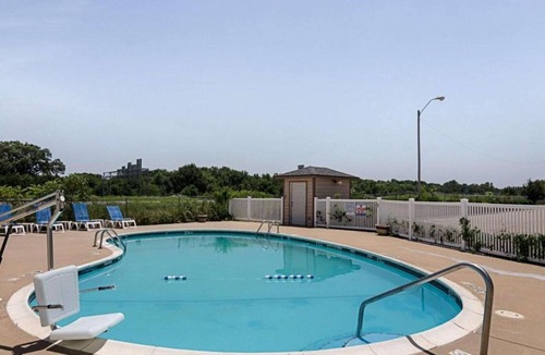 Van Buren Hotel | Enjoy Free Breakfast at Charming Inn in Van Buren | 2 Affordable Rooms