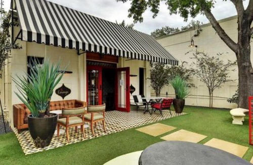 Brentwood Apartment | Enjoy Poolside TVs and Private Cabanas off N Lamar