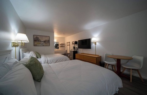 Eureka Springs Historic District Resort | Enjoy the charm of Queen Suite Number 4 at GloryDayz!