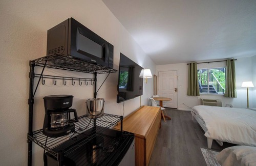 Eureka Springs Historic District Resort | Enjoy the charm of Queen Suite Number 4 at GloryDayz!