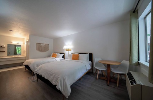 Eureka Springs Historic District Resort | Enjoy the charm of Queen Suite Number 5 at GloryDayz!