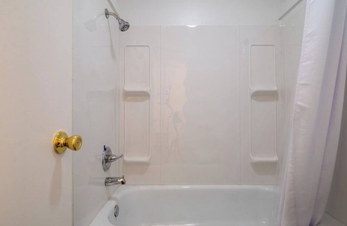 Eureka Springs Historic District Resort | Enjoy the charm of Queen Suite Number 10 at GloryDayz!