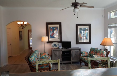 El Lago House | Entire 3 bedroom/2 bathroom cottage.enjoy the beach, near NASA, UHCL, Kemah!