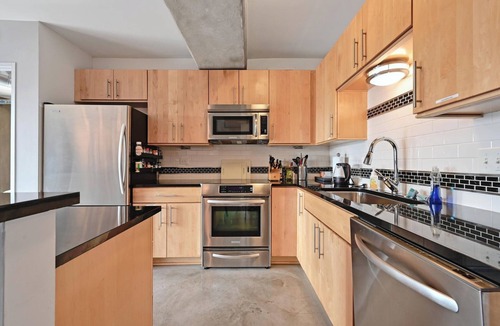 Red River Cultural District Condo | Entire Condo in the Heart of Downtown Austin 1bd/1ba chef's kitchen