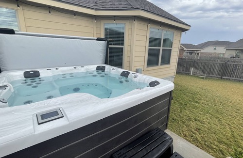 Leander House | Entire Home, 2,000 sq ft with Outdoor Hot Tub, 15 min North of Austin, TX