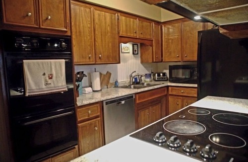 Grapeland House | Entire Home in Grapeland, TX w/Pond access & Pedal Boat!