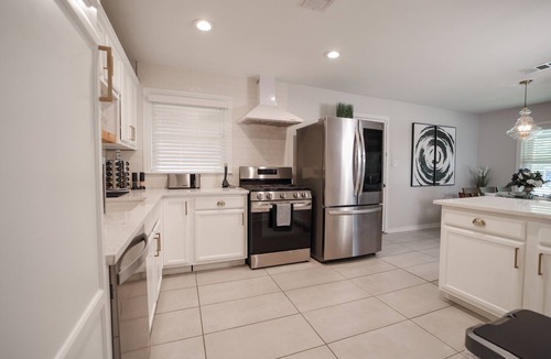 Lochwood House | Entire Home: Peloton, EV Charger, Backyard, Garage