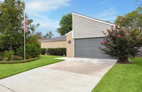 Clear Lake Villa | Entire House 3 BR 2 BA in Clear Lake City